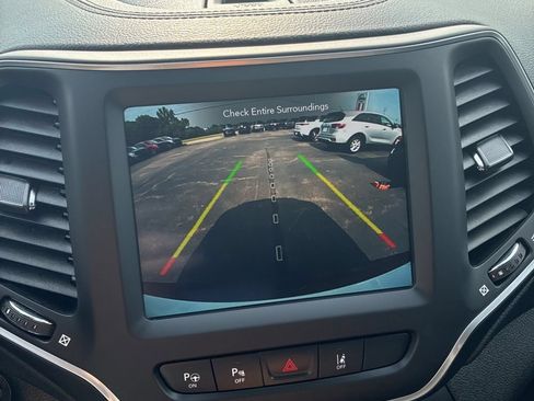 Used 2023 Jeep Cherokee Altitude Lux w/ Mopar Interior Package AWD/4WD image 15