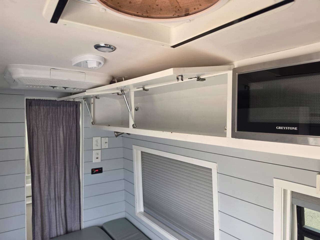 Used 2017 Ford Transit 250 148 High Roof Extended RWD image 9