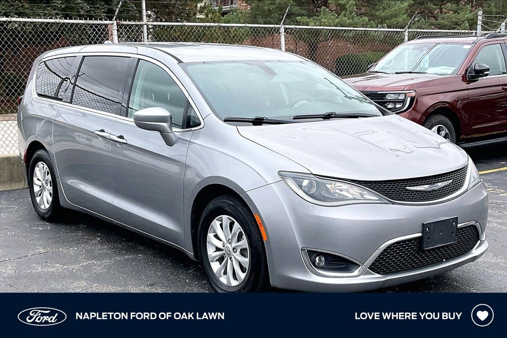 Used 2019 Chrysler Pacifica Touring Plus w/ Cold Weather Group FWD image 1