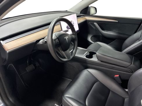 Certified 2023 Tesla Model Y Long Range AWD/4WD image 9