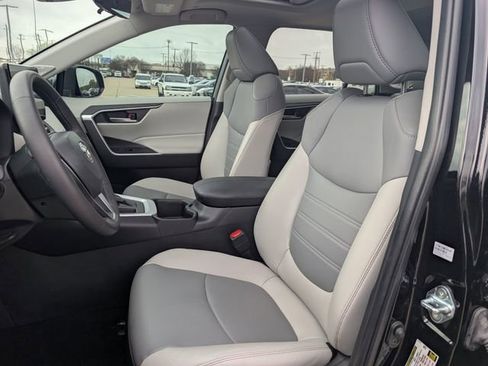 Used 2023 Toyota RAV4 XLE Premium image 27