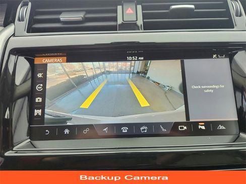 Used 2017 Land Rover Discovery HSE image 18