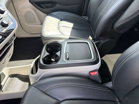 Used 2024 Chrysler Pacifica Touring-L FWD image 21