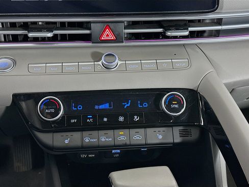 Used 2025 Hyundai Elantra SEL image 23