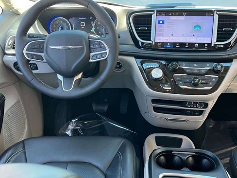Used 2022 Chrysler Pacifica Touring-L FWD image 17