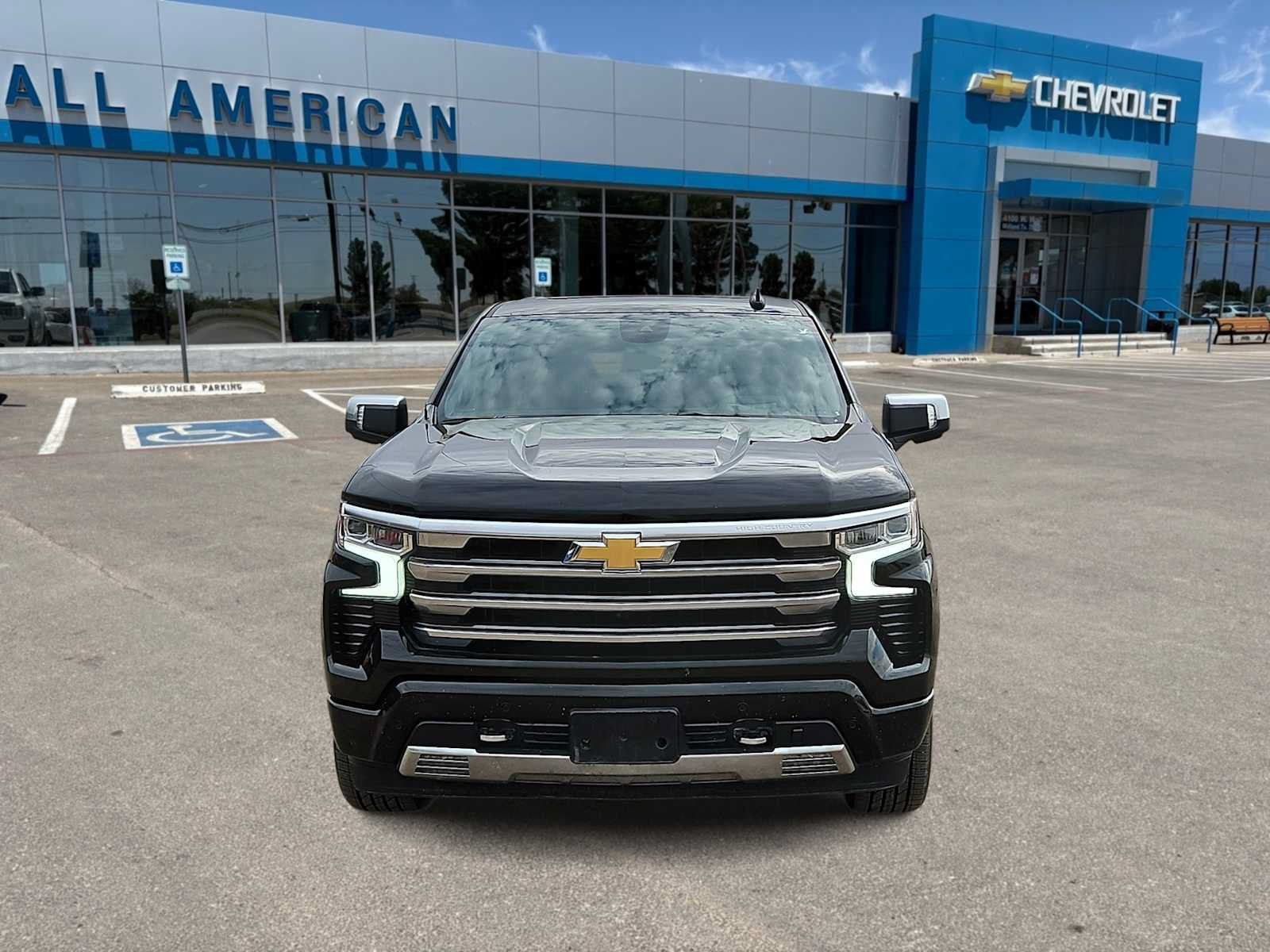 Used 2023 Chevrolet Silverado 1500 High Country w/ High Country Premium Package AWD/4WD image 3