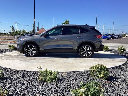 Used 2021 Ford Escape SE w/ SE Sport Appearance Package image 8