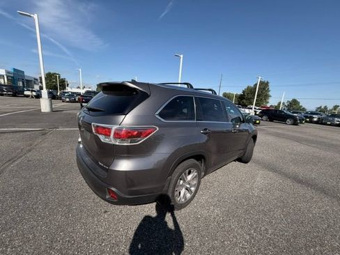 Used 2015 Toyota Highlander XLE AWD/4WD image 2