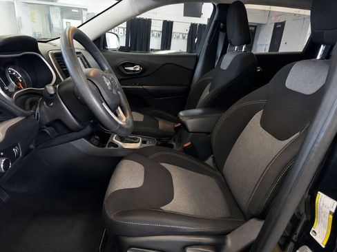 Used 2016 Jeep Cherokee Sport FWD image 8