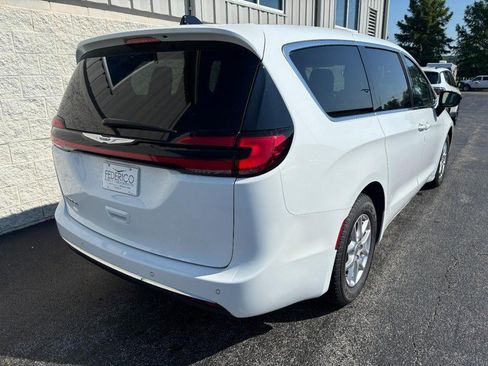 Used 2024 Chrysler Pacifica Touring-L FWD image 3