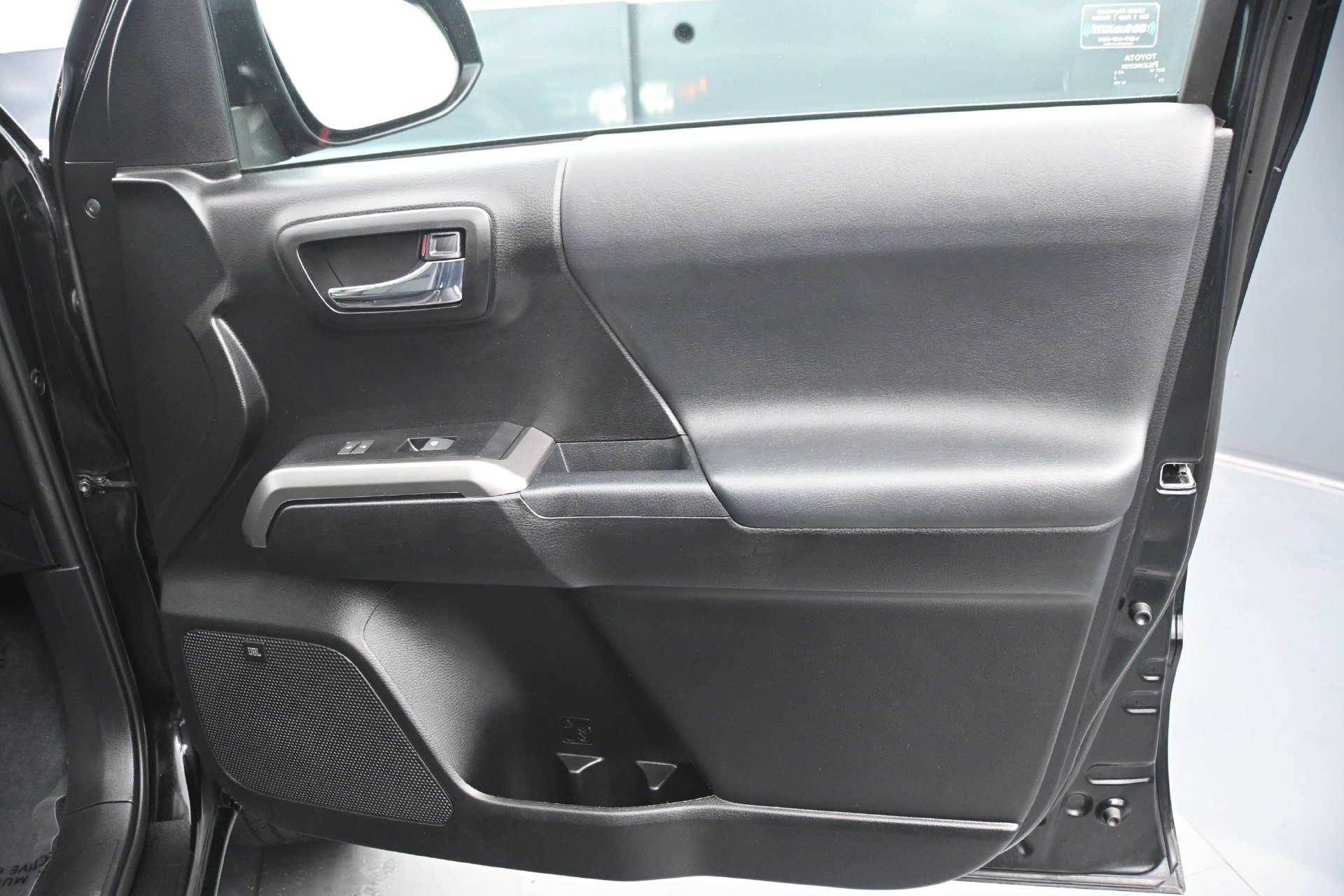 Used 2021 Toyota Tacoma Limited AWD/4WD image 12