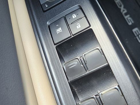 Used 2021 Lexus ES 300h Ultra Luxury w/ Accessory Package 2 image 31