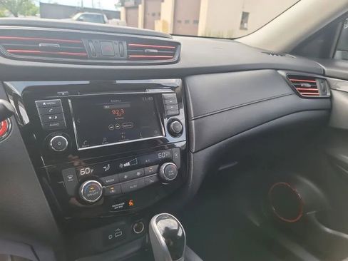 Used 2019 Nissan Rogue SV AWD/4WD image 16