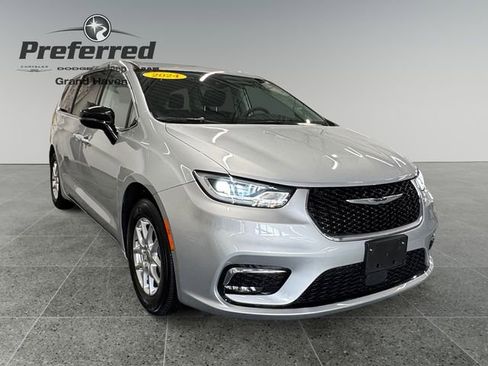 Used 2024 Chrysler Pacifica Touring-L FWD image 5