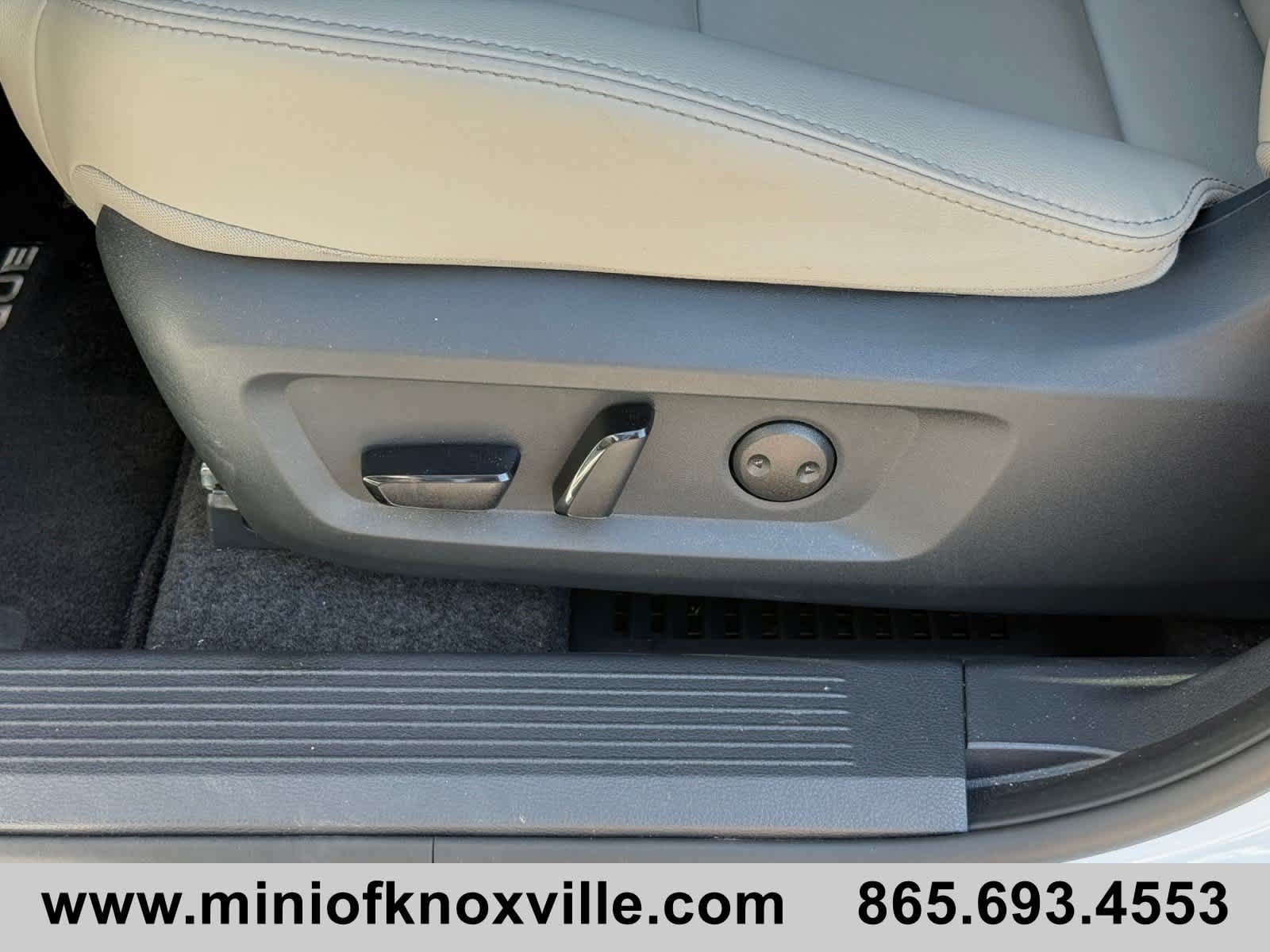 Used 2025 Nissan Rogue SL AWD/4WD image 12