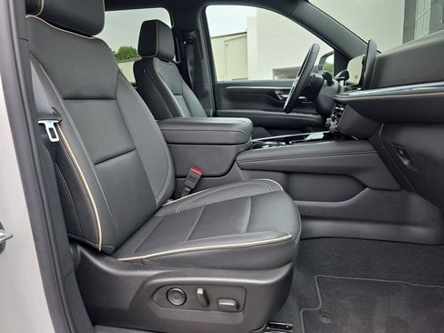 Used 2025 Chevrolet Suburban Premier RWD image 16
