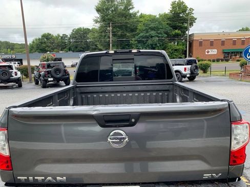 Used 2019 Nissan Titan SV RWD image 4