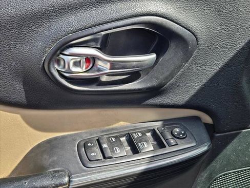 Used 2017 Jeep Cherokee Limited FWD image 9
