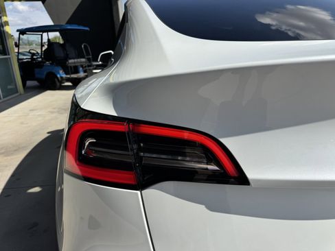 Used 2022 Tesla Model Y Long Range image 13