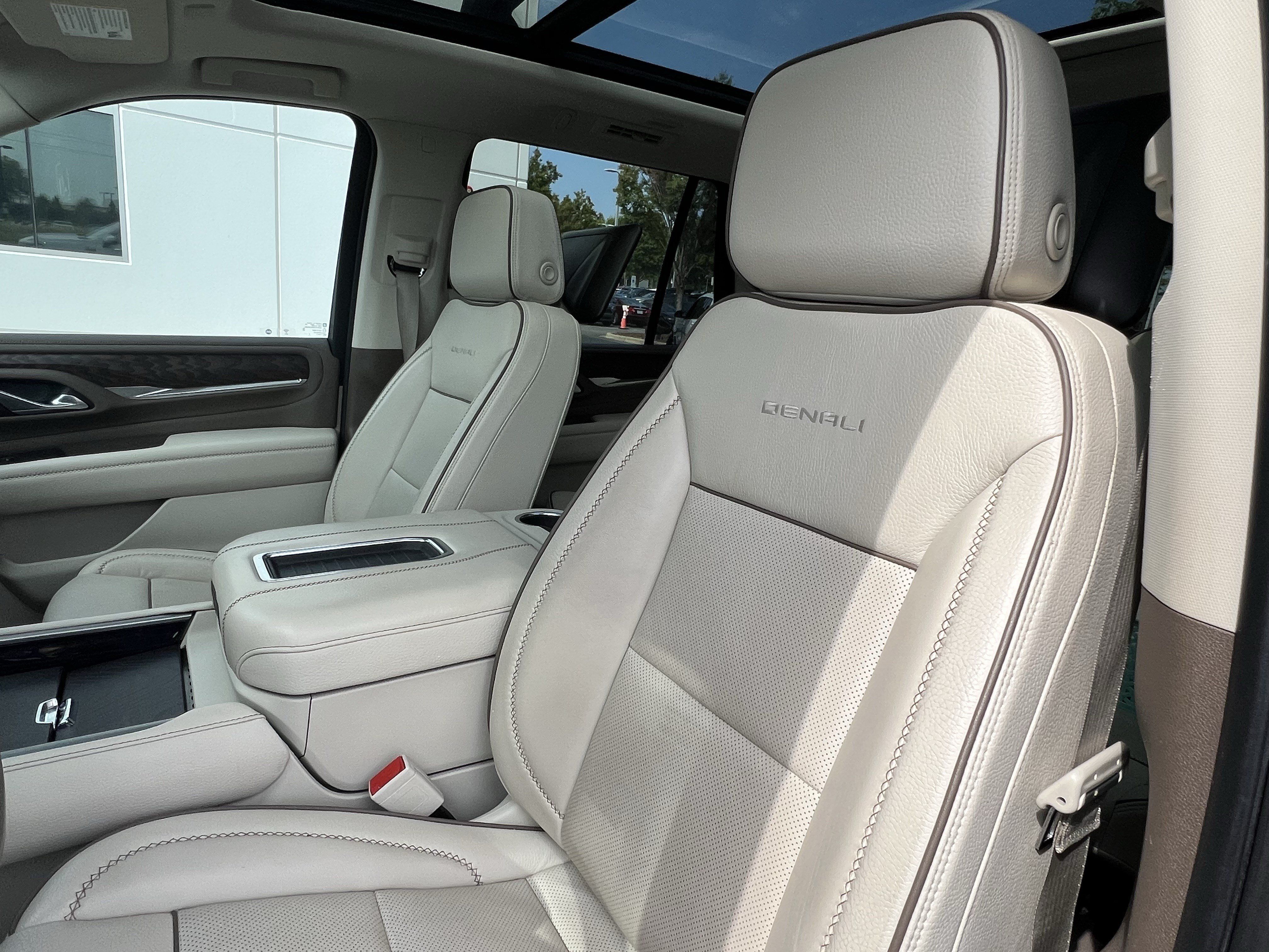 Used 2023 GMC Yukon Denali w/ Denali Reserve Package AWD/4WD image 16
