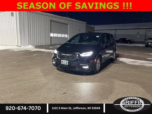 New 2026 Chrysler Pacifica Select image 3