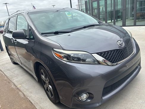 Used 2017 Toyota Sienna SE w/ SE Preferred Package image 3