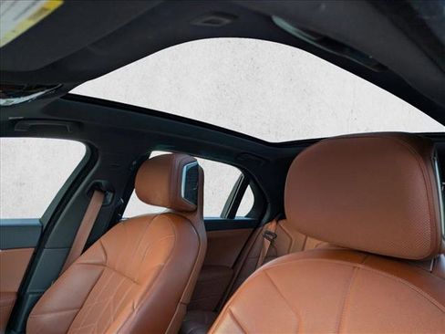 Used 2023 BMW 740i image 16