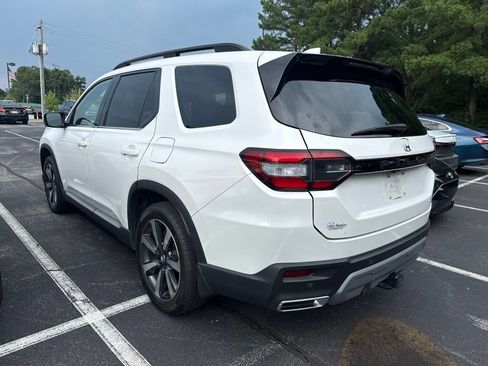 Used 2025 Honda Pilot Touring image 2