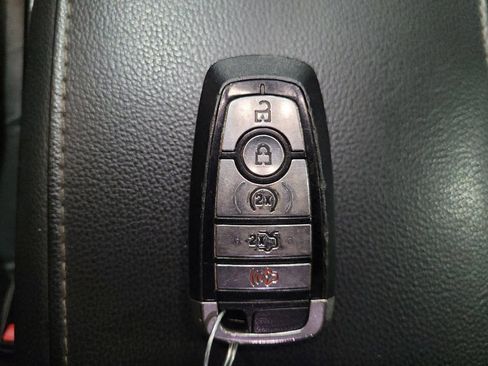 Used 2018 Ford Fusion SE w/ Fusion SE Technology Package FWD image 32