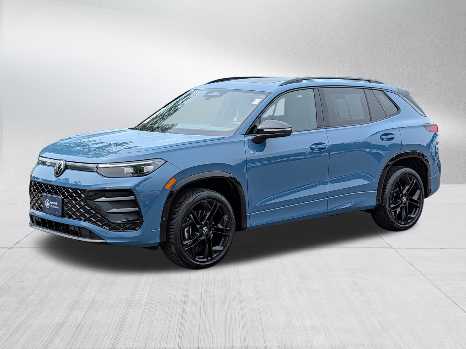 Certified 2025 Volkswagen Tiguan SE R-Line AWD/4WD image 3