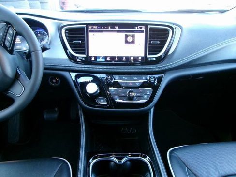 Used 2025 Chrysler Pacifica Limited image 14