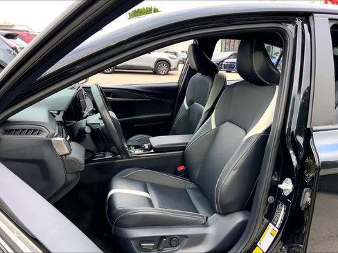 Used 2025 Toyota Camry SE image 8