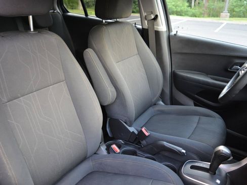 Used 2020 Chevrolet Trax LT FWD image 19