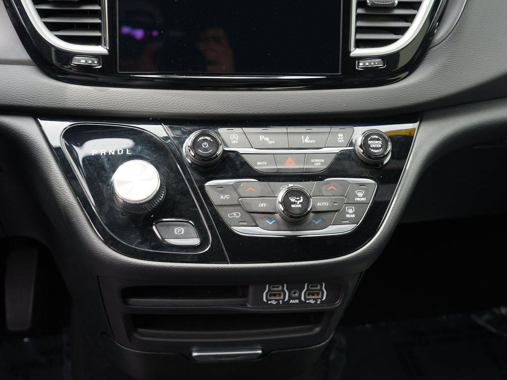 Used 2025 Chrysler Pacifica Select FWD image 21