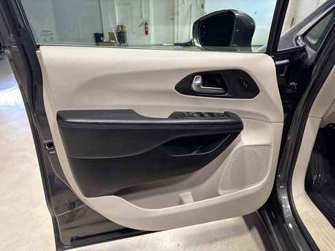 Used 2020 Chrysler Pacifica Limited FWD image 27