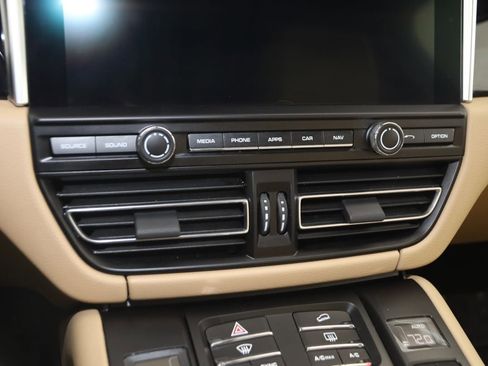 Used 2019 Porsche Macan AWD/4WD image 32