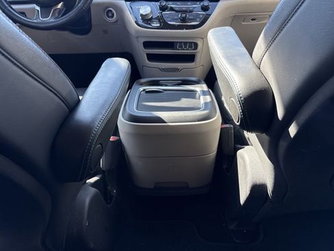 Used 2021 Chrysler Pacifica Touring-L FWD image 20