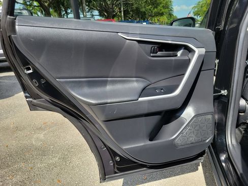 Used 2021 Toyota RAV4 LE FWD image 9