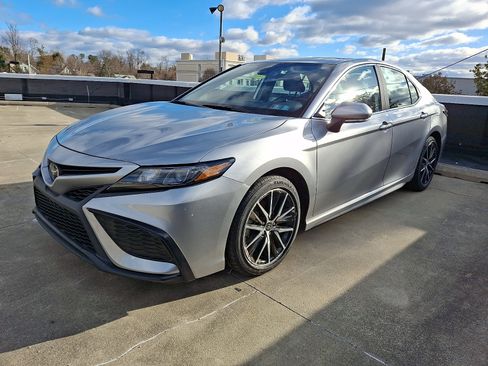 Used 2023 Toyota Camry SE image 2