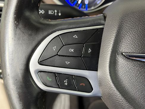 Used 2018 Chrysler Pacifica Touring-L image 23