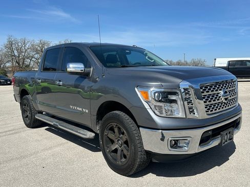Used 2019 Nissan Titan SL image 1