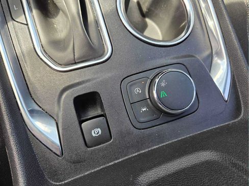 Used 2023 Chevrolet Traverse LT FWD image 23