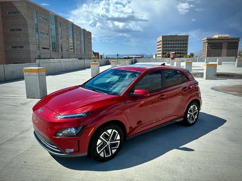 Used 2022 Hyundai Kona SEL w/ Convenience Package FWD image 2