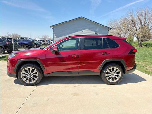 Used 2021 Toyota RAV4 XLE Premium image 3