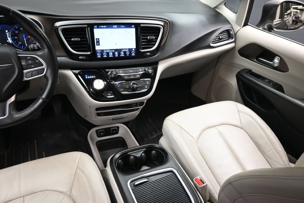 Used 2018 Chrysler Pacifica Touring-L Plus FWD image 17
