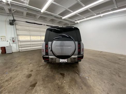 Used 2023 Land Rover Defender 130 X-Dynamic SE image 5