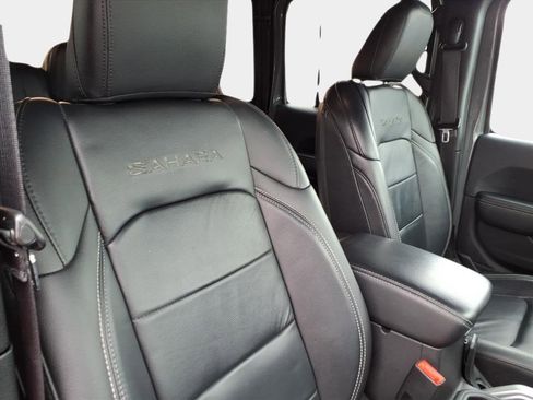 Used 2018 Jeep Wrangler Unlimited Sahara image 15