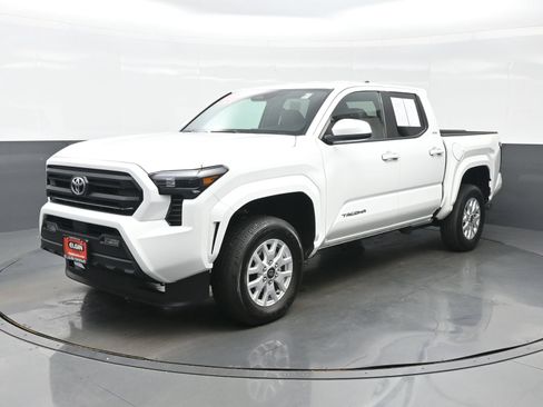 Used 2025 Toyota Tacoma SR5 AWD/4WD image 2