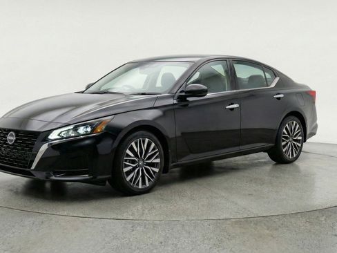 Used 2025 Nissan Altima 2.5 SV image 3