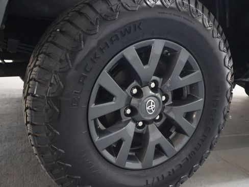 Used 2020 Toyota Tacoma SR5 AWD/4WD image 33